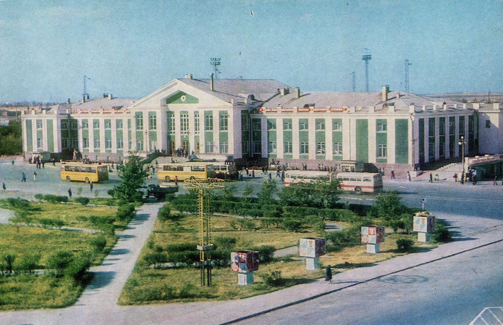 Tselinograd railway station 1977 - Железнодорожный вокзал Целинограда.jpg