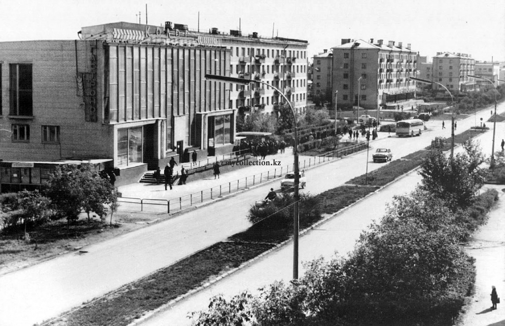 Soviet Tselinograd - The Peace street - Целиноград - Улица Мира.jpg