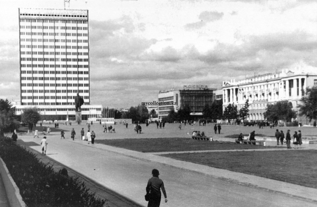 Tselinograd Central  Lenin Square - площадь имени Ленина в Целинограде.jpg