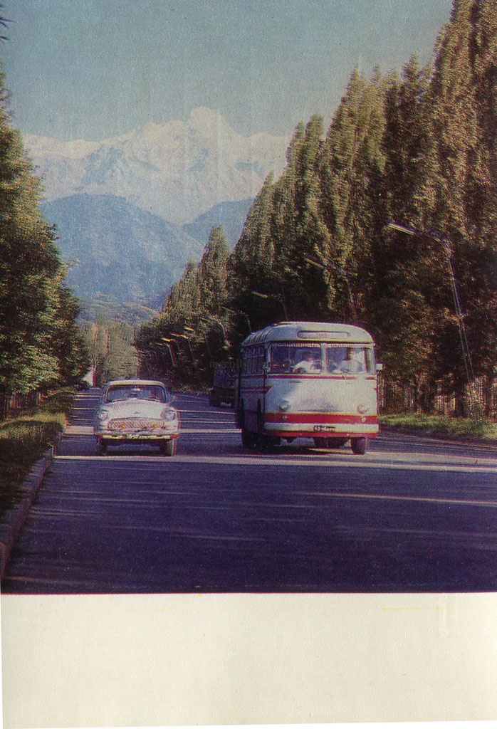 Алма-Ата -  Дорога на Медео 1974 - Postcard Alma-Ata -  Road to Medeo.jpg