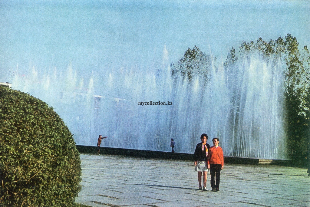 Казахстан - Алма-Ата 1974 - Площадь театра Ауэзова - фонтаны - Almaty - Kazakhstan.jpg