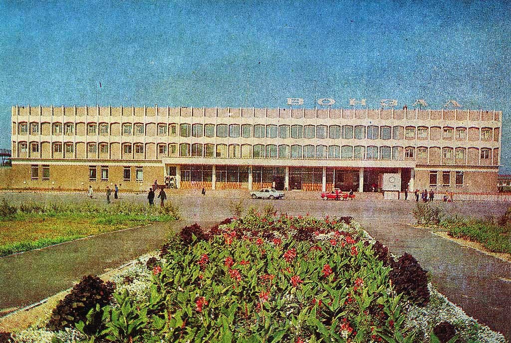 Kazakhstan - Semipalatinsk 1976 - Station building- Семипалатинск - Железнодорожный вокзал.jpg