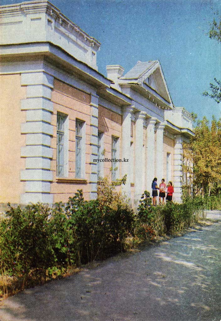 Kyzylorda-Qyzylorda-1976 -  Regional Library named after Gorky - Областная библиотека имени Горького.jpg