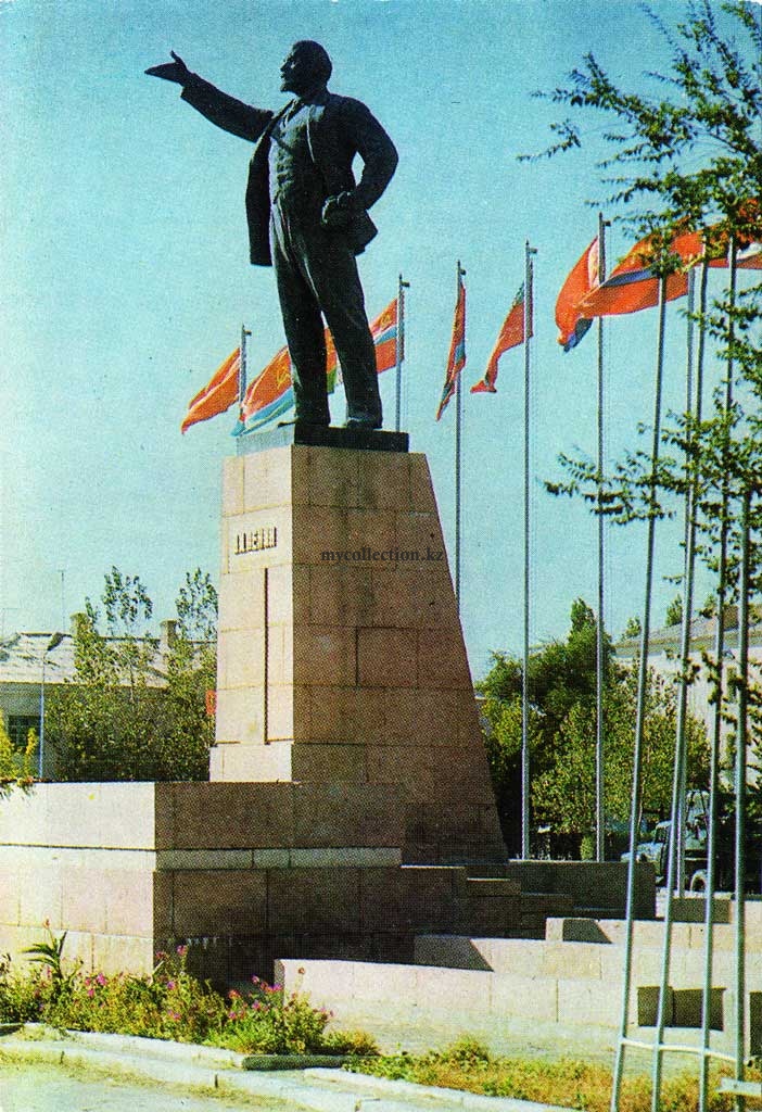 Kyzylorda - Qyzylorda - Monument to Lenin - Памятник Ленину.jpg
